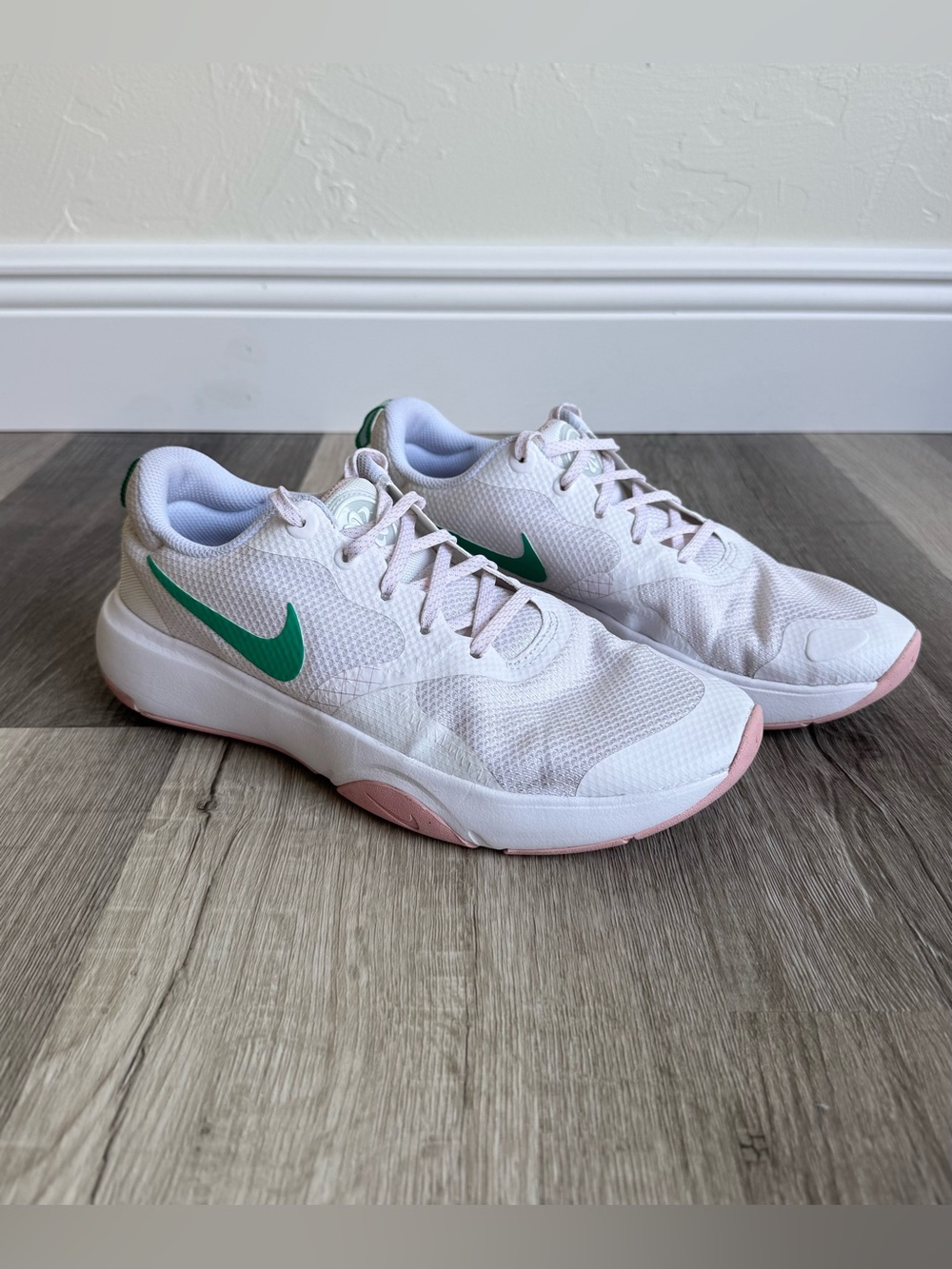 Nike Motiva Running Walking Shoes White Pink Green Women’s Size 8